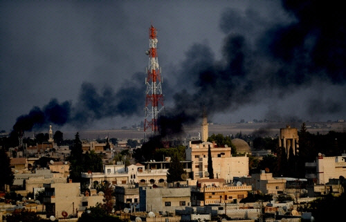터키군의 공격을 받은 라스 알-아인에서 연기가 피어오르는 모습 [아나돌루=연합뉴스]